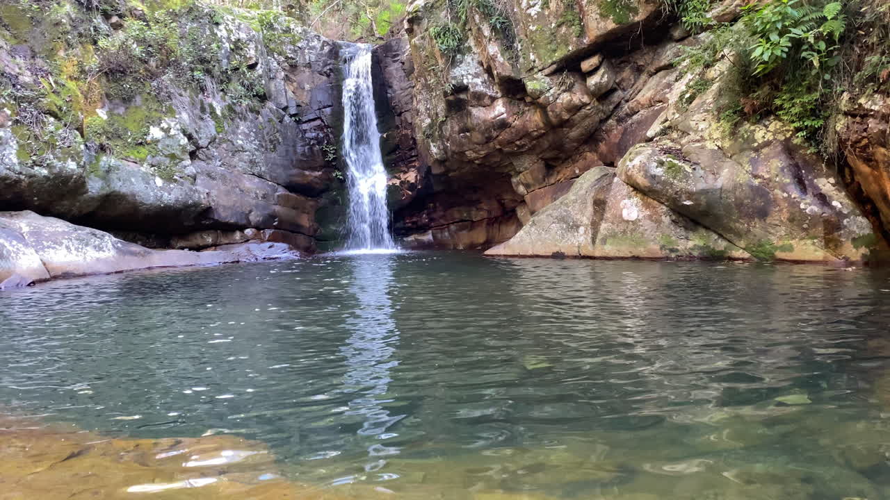 cascada idílica y naturaleza asombrosa