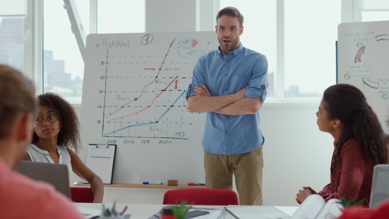 jefe estricto regañando a la sala de reuniones del equipo. hombre molesto discutiendo con colegas en la oficina.