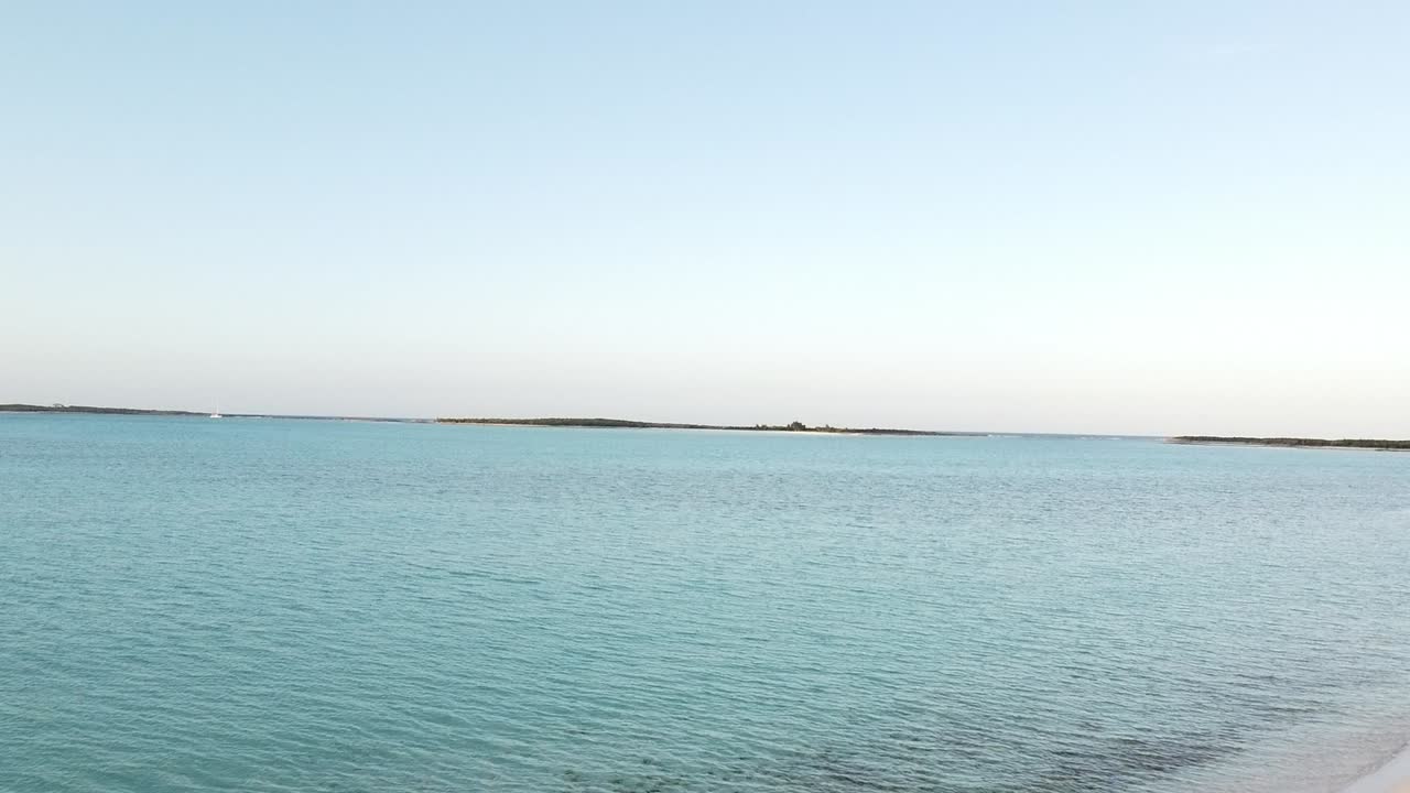 작은 파도가 많은 바람 부는 석호의 전망