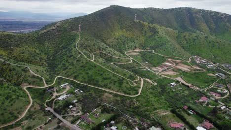 ciudad chilena de pomaire con montañas verdes en la provincia de melipilla, región metropolitana de santiago