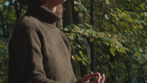 Mujer-Meditando-En-Medio-De-La-Soleada-Naturaleza-Otoñal-En-Posición-De-Loto