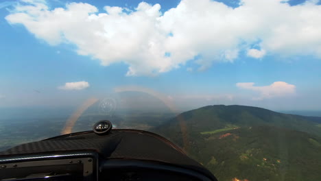 vista de cabina de los aviones que vuelan por debajo de las nubes, vista de los pilotos desde un avión, avión deportivo ligero, libertad por encima de las nubes