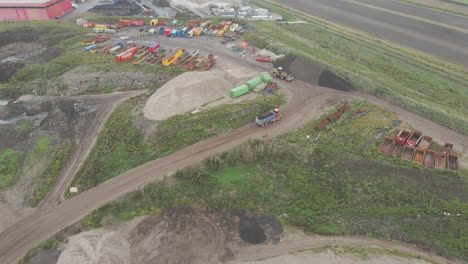antena de vertedero ocupado con contenedores y excavadoras