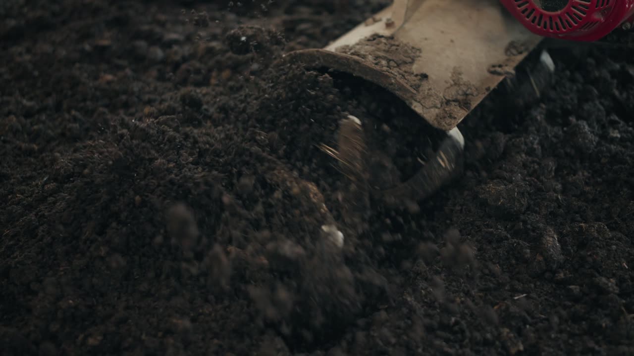 Motocoltivatore che ara il terreno nel campo