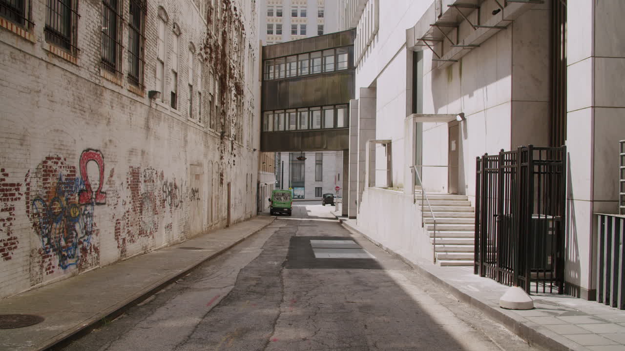 그래피티가 있는 도시 골목길