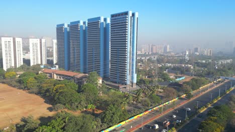 Autopista-Exprés-Del-Este-Vikhroli-De-Este-A-Vía-Férrea-Central-Vista-De-Pájaro-Vikhroli-Flores-De-Mumbai-En-India-Vista-Superior-Drone-Godrej