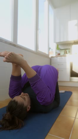 mujer haciendo yoga en casa