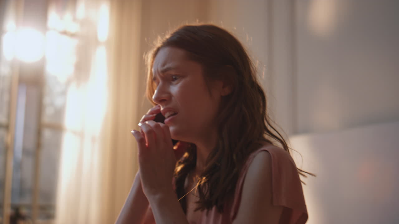 una mujer nerviosa habla por teléfono móvil por la mañana. una chica frustrada recibe malas noticias.