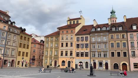 Panorama-De-Parte-De-La-Plaza-Del-Mercado-En-El-Casco-Antiguo-De-Varsovia,-Con-La-Estatua-De-La-Sirena-De-Varsovia