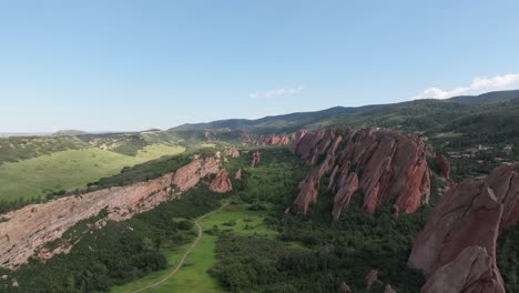 Atemberaubende-Landschaft-Mit-Scharfen-Felsformationen-In-Einem-Grünen-Tal,-Luftlandschaft