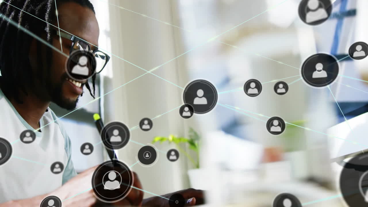 animación de la red de conexiones con iconos sobre empresario biracial usando computadora