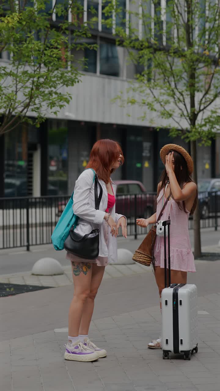 dos mujeres hablando en la calle de la ciudad