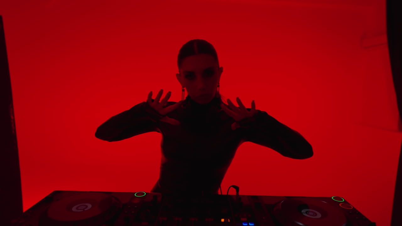 mujer dj en el escenario