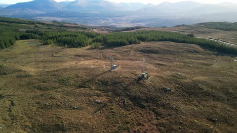 Radiomasten-In-Der-Nähe-Des-Schottischen-Hochlands-Von-Loch-Lyne-Mit-Langsamer-Drehung,-Die-Die-Raue-Landschaft-Vor-Ort-Zeigen