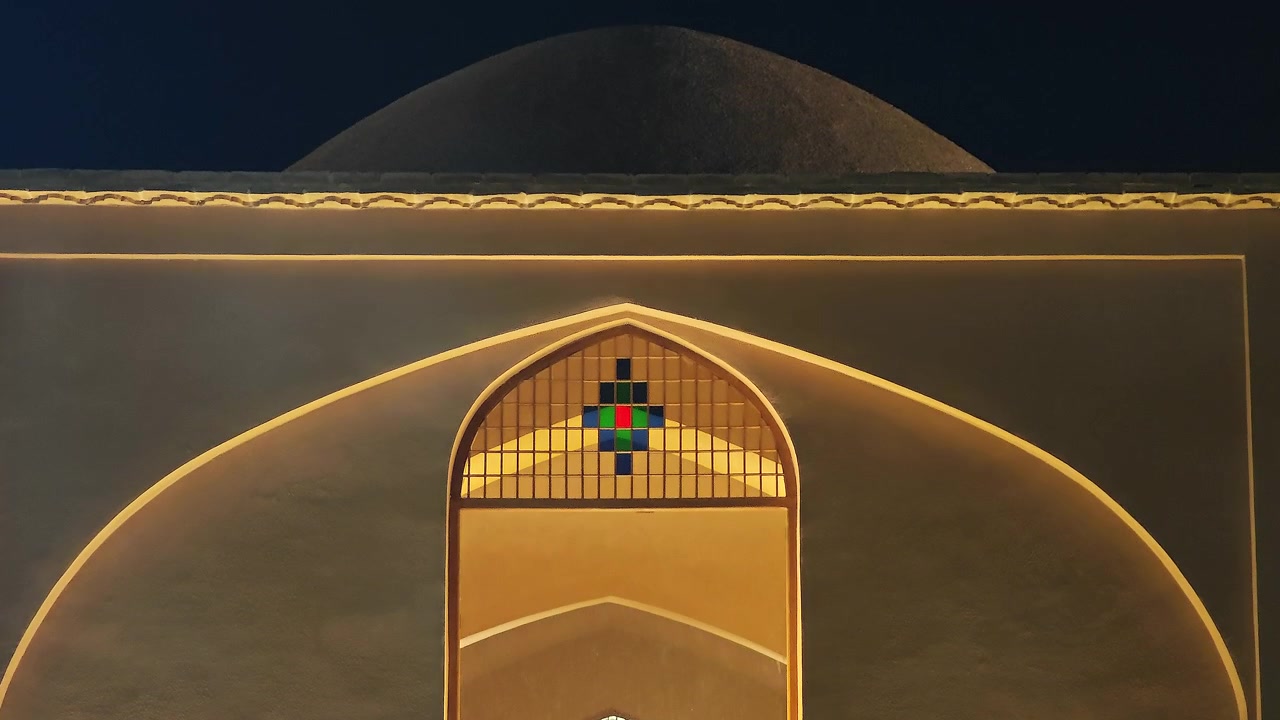Arsitektur Persia Tradisional yang Diterangi dengan Lengkungan Kaca Patri di Malam Hari.