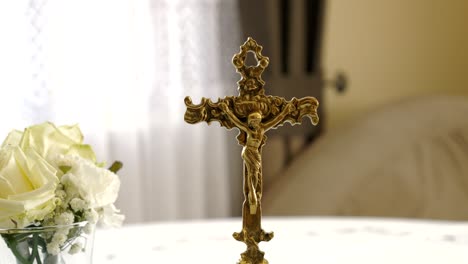 Ein-Kupfernes-Dekoratives-Kruzifix-Vor-Dem-Hintergrund-Eines-Brautstraußes