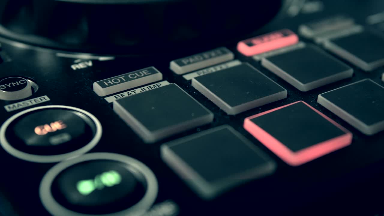 dj 컨트롤 패널에서 트랙 컨트롤을 조정합니다.