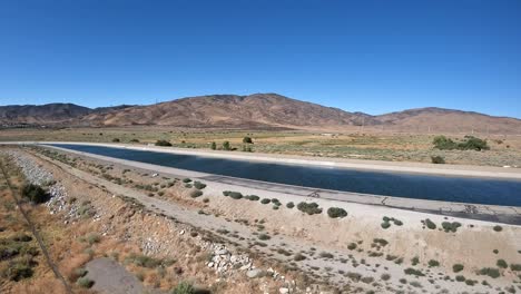un acueducto lleno de agua que protege los recursos naturales en palmdale, california - sobrevuelo aéreo