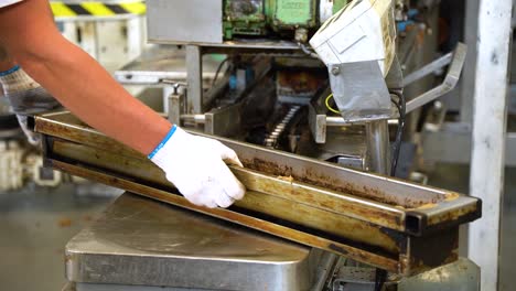 el hombre mueve pan de centeno preparado
