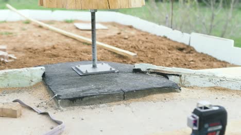 instalación de un poste de soporte de madera en un techo