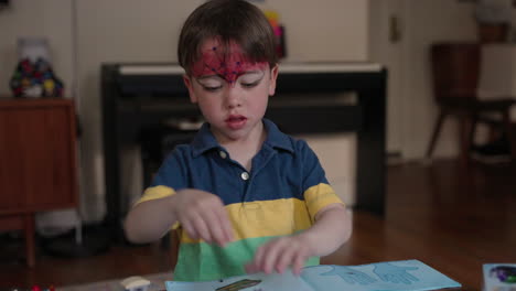 con una camiseta de polo, un niño está sentado en su habitación jugando con sus juguetes