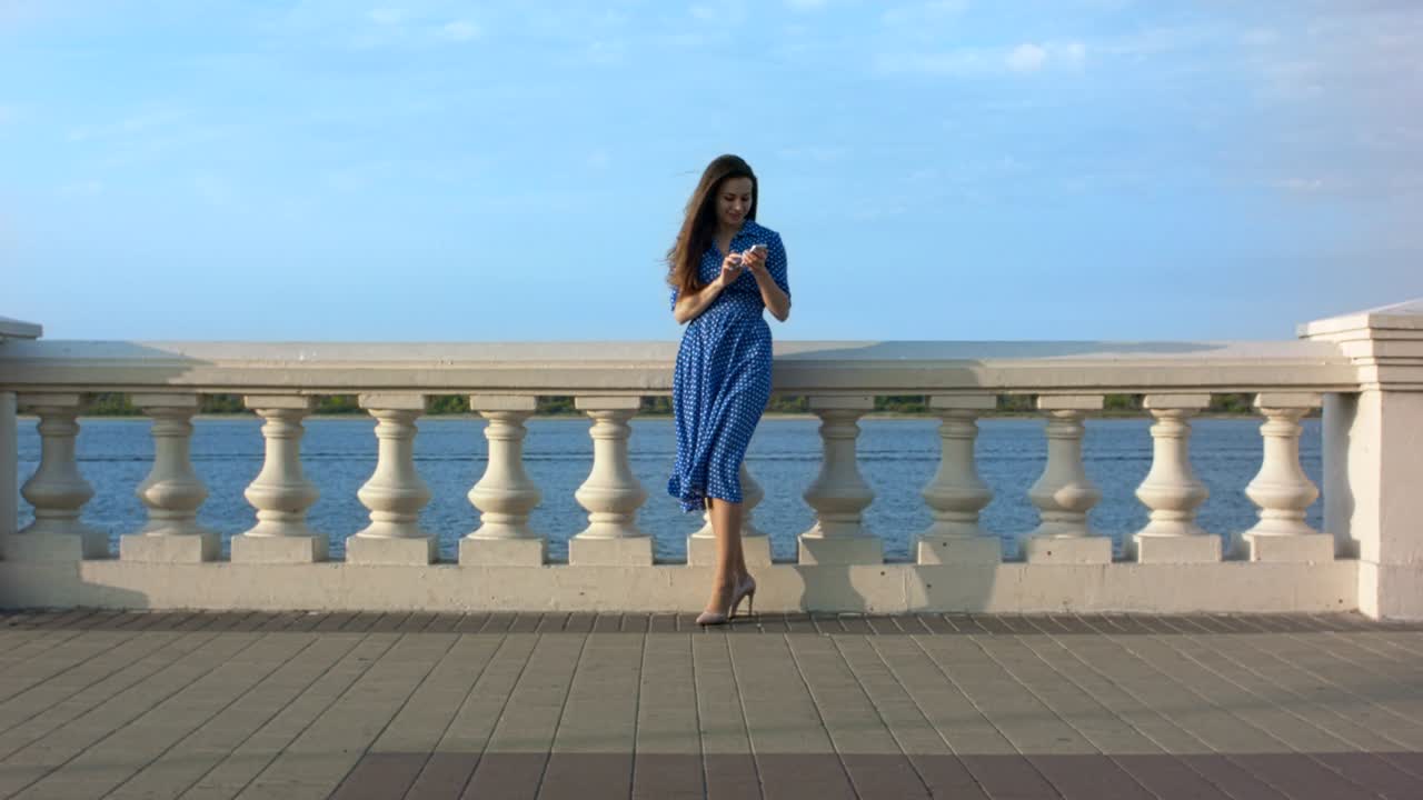 휴대전화로 전화하는 아름다운 여자