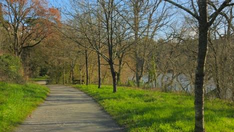 Leerer-Gehweg-Im-Saint-Nicolas-Park-An-Einem-Sonnigen-Wintertag-In-Angers,-Frankreich