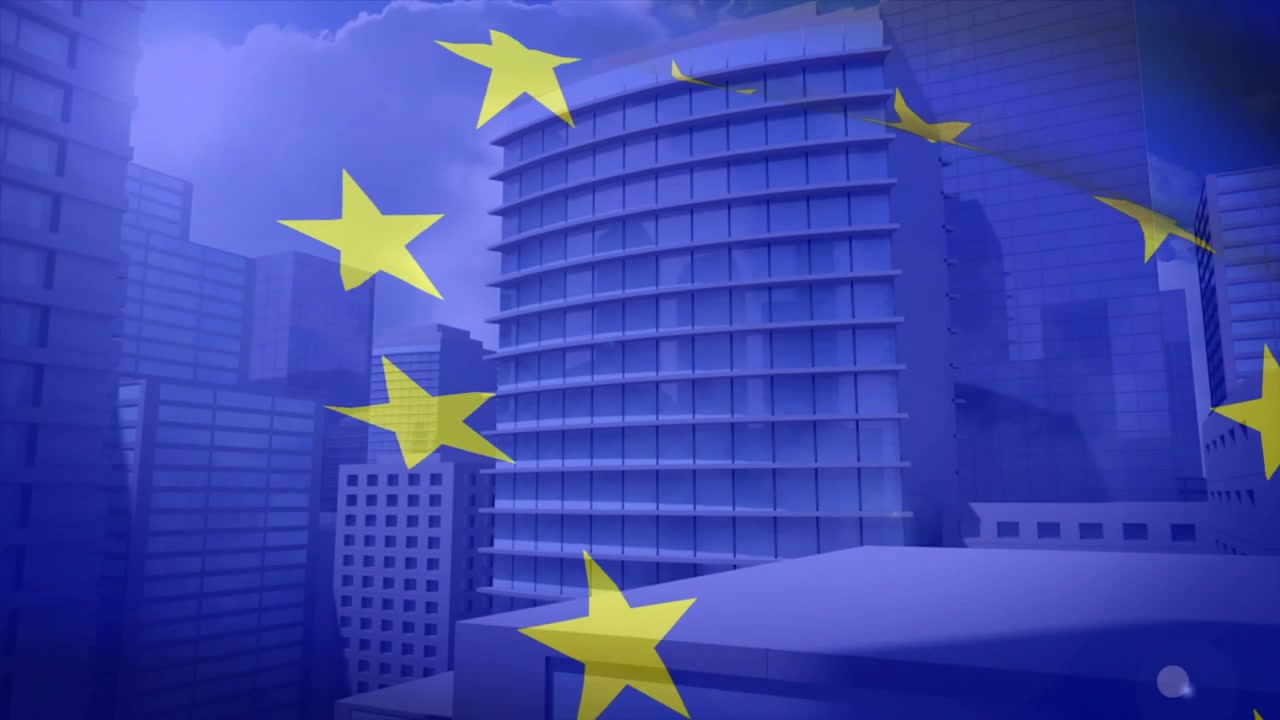 Bandiera dell'Unione Europea che sventola su edifici moderni della città