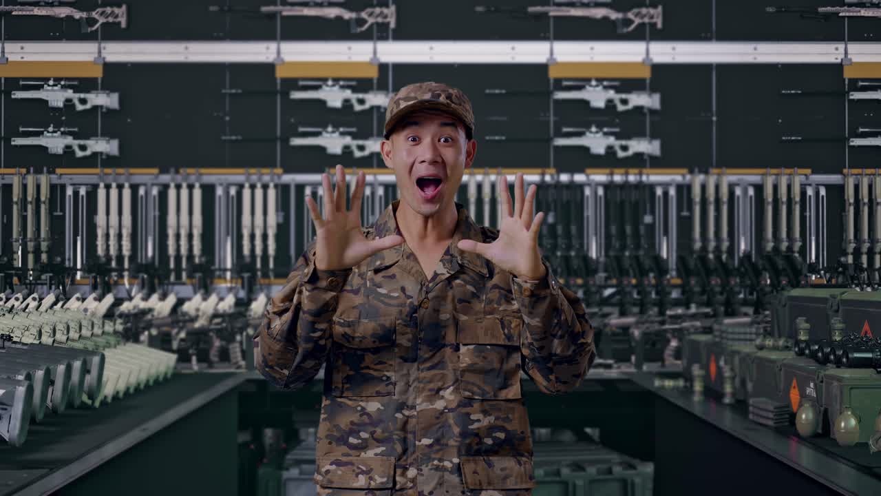 Soldato asiatico che sorride e dice wow in un arsenale militare
