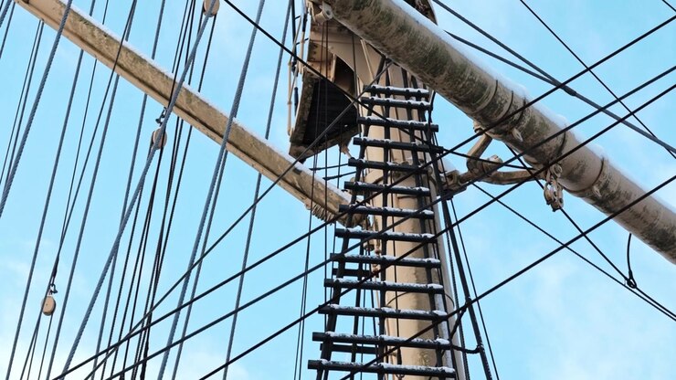 Imponente grande sartiame sull'albero di un'alta nave a vela.