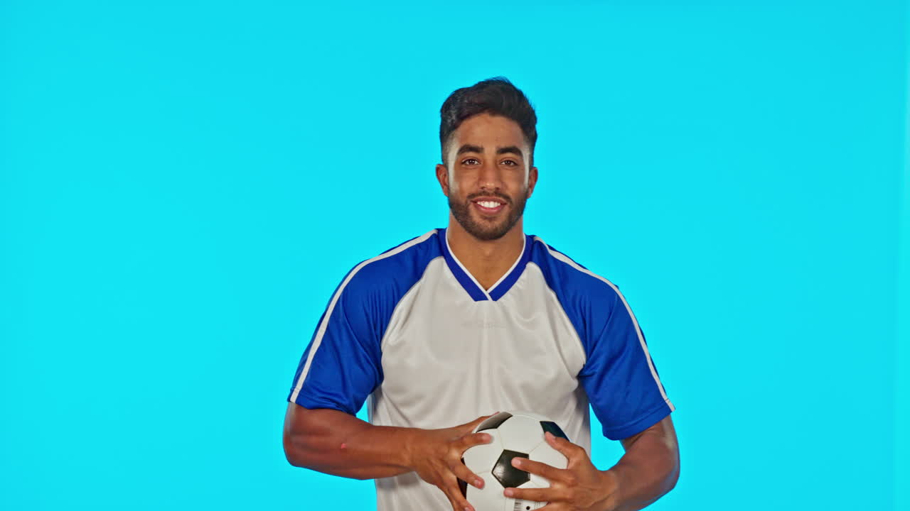 Uomo con una palla da calcio