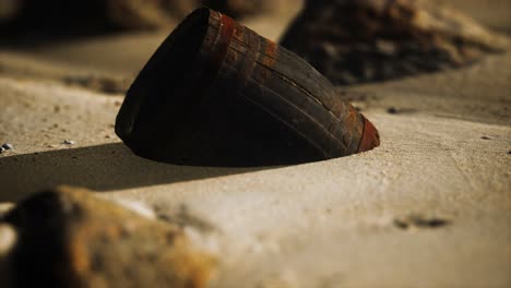 Viejo-Barril-De-Madera-En-La-Playa