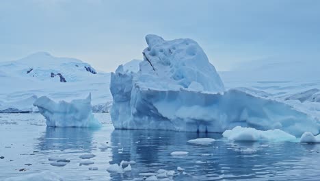 Paisaje-Antártico-De-Icebergs-Y-Hielo-En-La-Península-Antártica-En-Un-Vasto-Y-Espectacular-Paisaje,-Hermoso-Paisaje-Marino-Con-Grandes-Formas-Inusuales-En-Una-Escena-Costera-Azul-De-Invierno