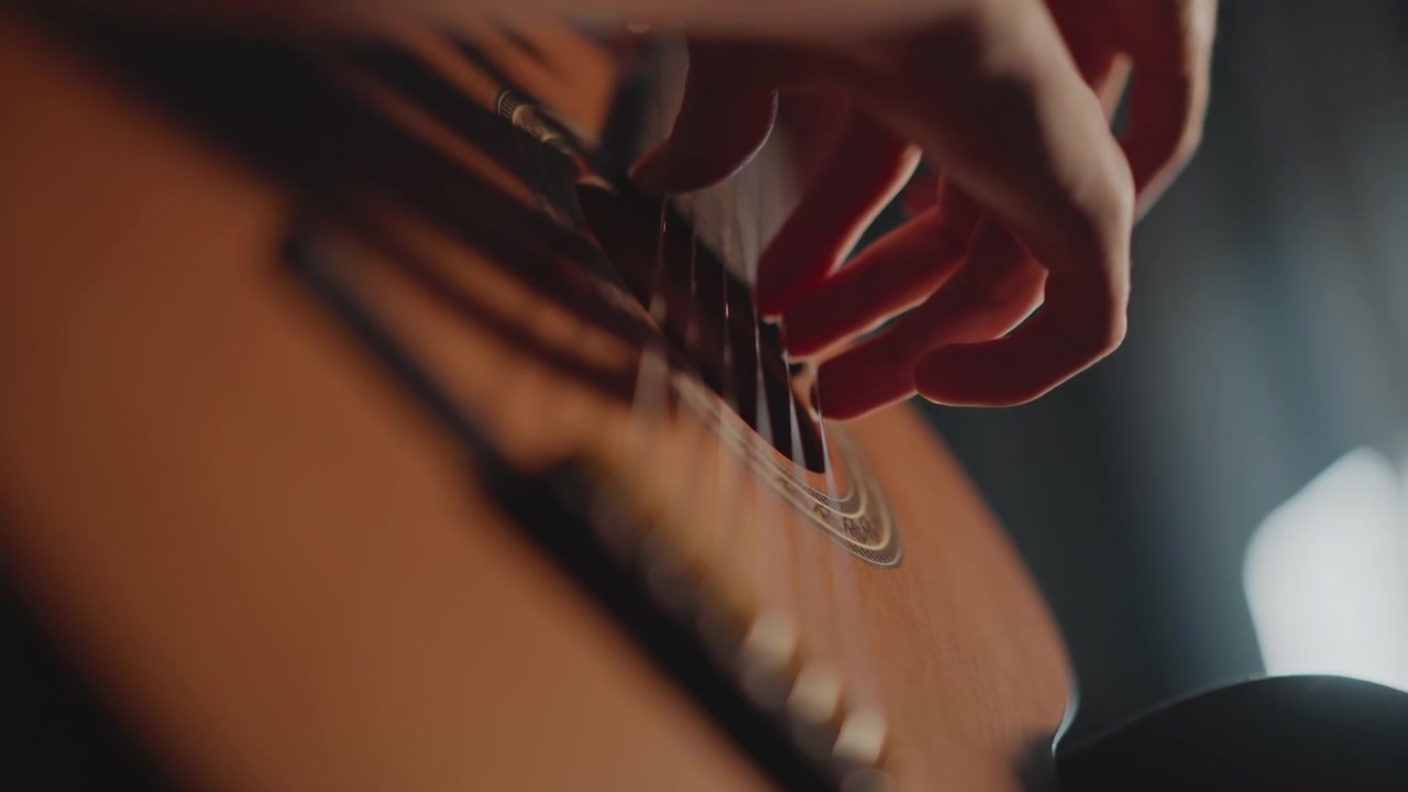 Köprüye yakın elin yakın çekimiyle yumuşak parmakla çalma, akustik gövdede yakalanan sıcak ton ve derin rezonans, ritmik tınlatma desenleri ve ince dinamikler, seansa hazır performans ve stüdyo atmosferi.