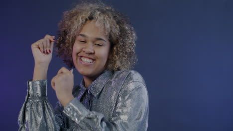 mujer alegre bailando