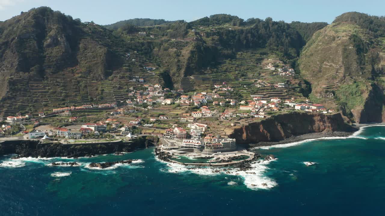 Água azul vibrante do Oceano Atlântico contra a costa da idílica ilha da Madeira, vista aérea