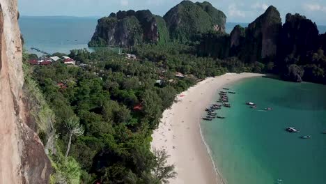 Kalksteinhang-über-Einem-Majestätischen-Exotischen-Tropischen-Weißen-Sandstrand