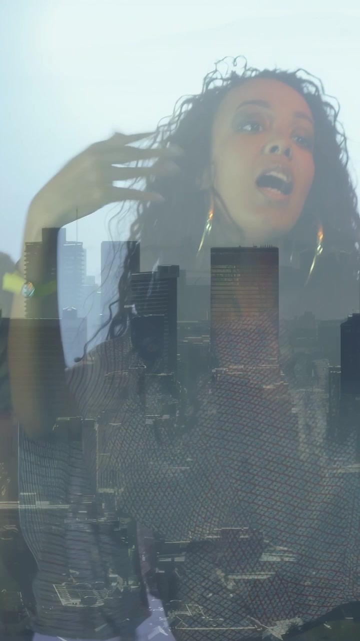 Video verticale: Il cantante principale inizia a cantare con lo skyline che si staglia sui busti mentre la band si unisce alla musica.