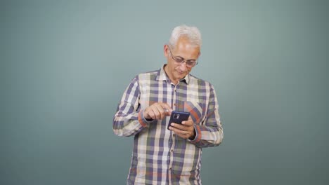 Hombre-Bailando-Con-Teléfono-En-Mano.