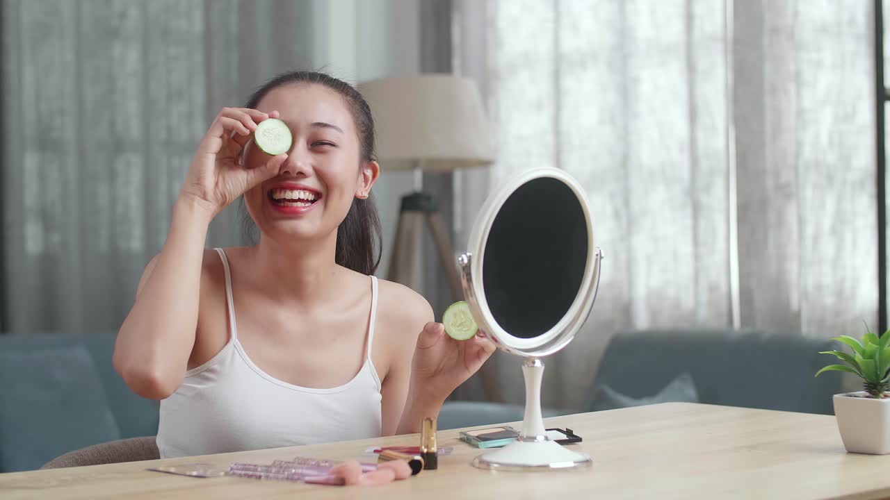 오징어 얼굴 마스크 를 착용 하는 여자