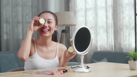 mujer aplicando una máscara facial de pepino