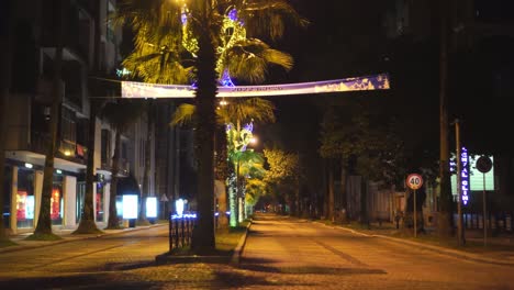 una calle vacía decorada antes de navidad, sin coches y sin gente.