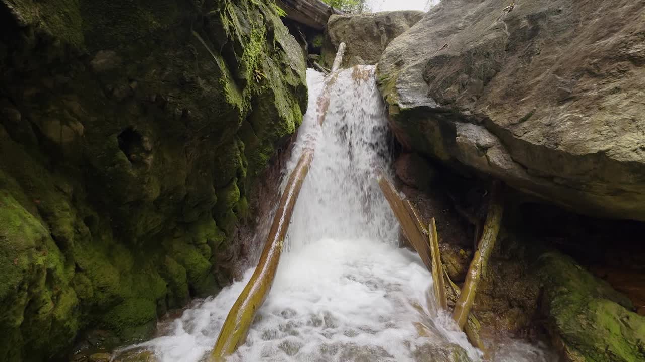 A peaceful waterfall flows over rocks in Las Golondrinas, Honduras, framed by mossy stones and lush greenery. A perfect natural scene for travel, relaxation, and nature projects.