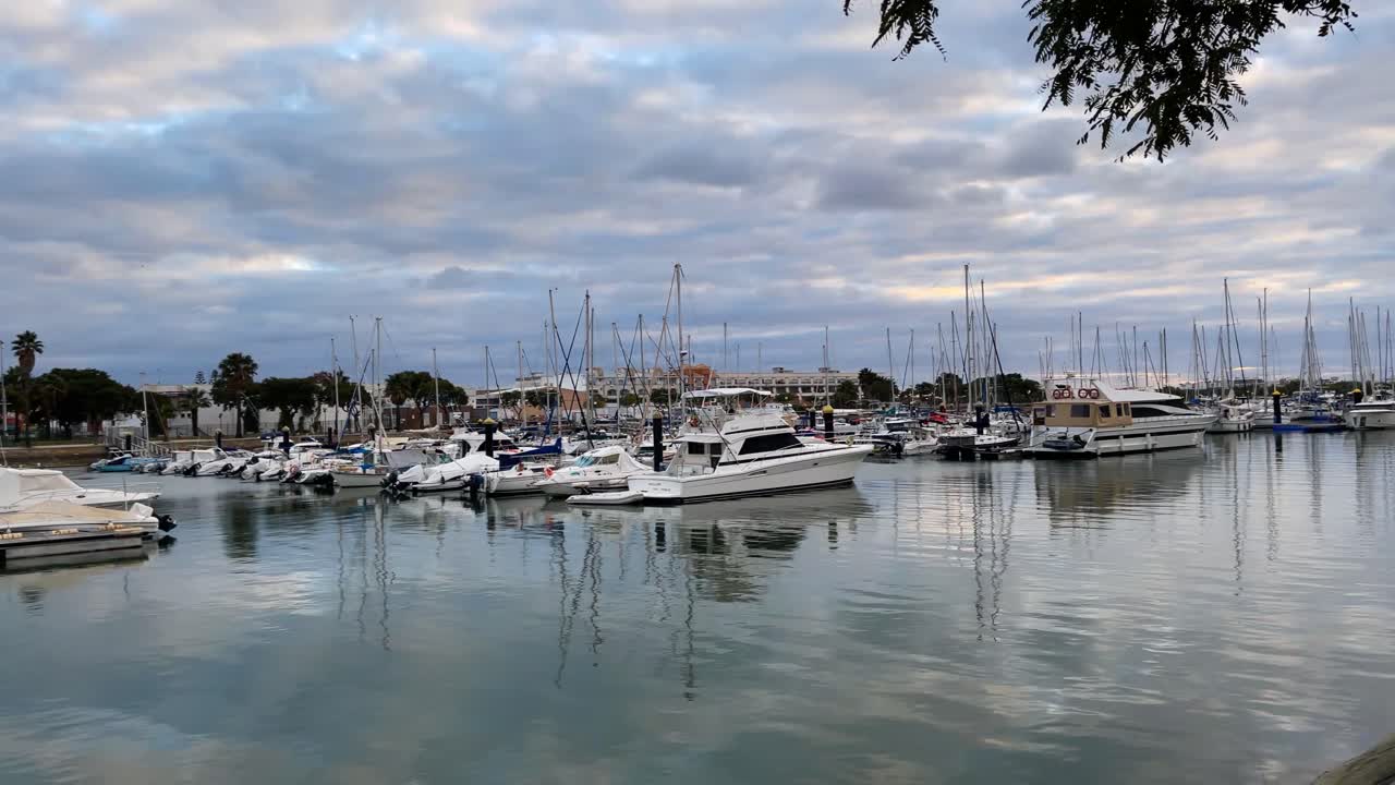 Vista de Marina de Ayamonte, España. Increíble cielo azul con nubes rayadas