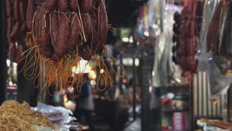 Toma-Cercana-De-Salchicha-Khmer-Seca-En-El-Mercado-Camboyano