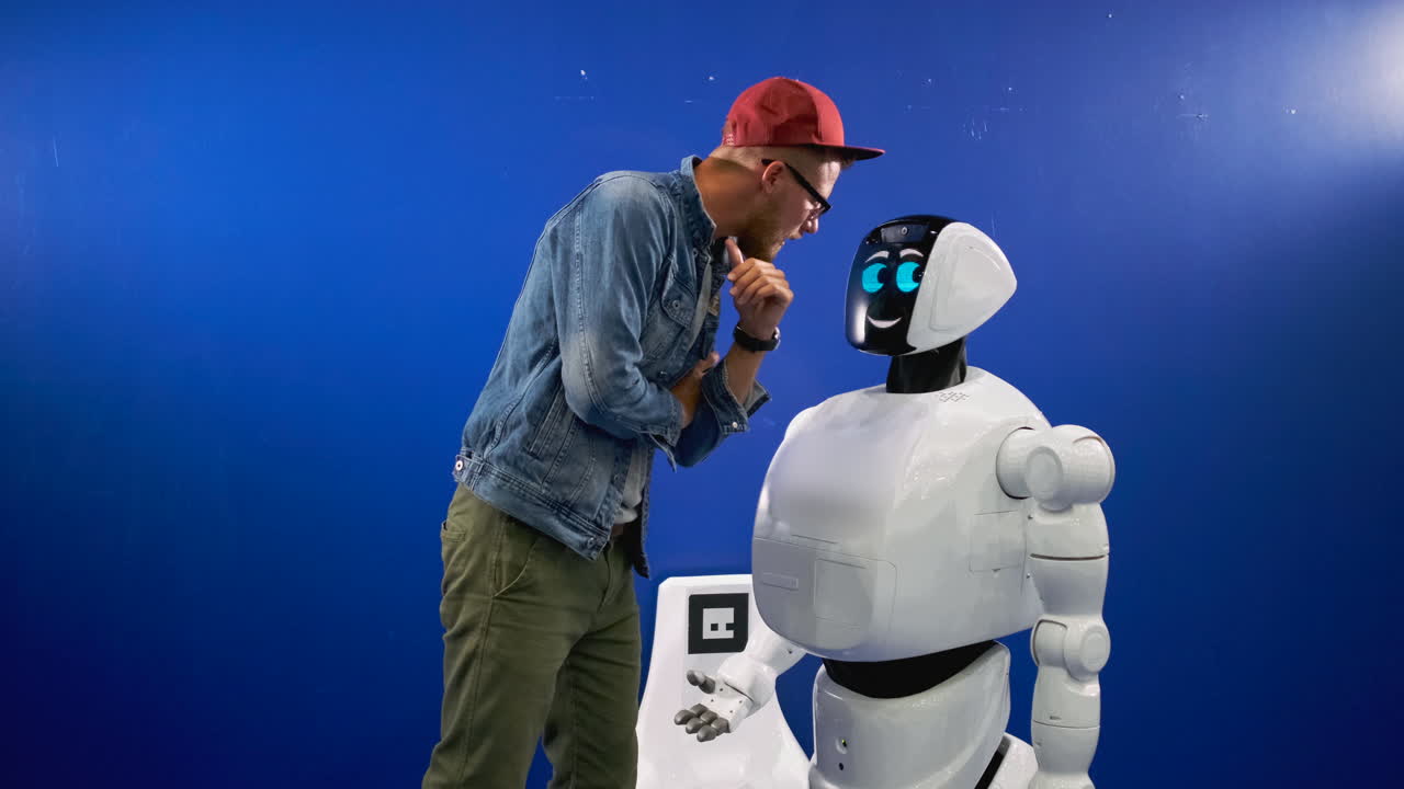 hombre interactuando con un robot amistoso