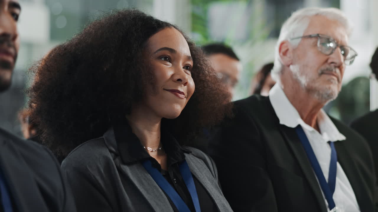 grupo diverso de profesionales de las empresas que asisten a una conferencia