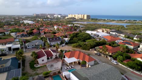 Luftaufnahme-über-Häuser-Drängen-In-Richtung-Palm-Beach-Aruba