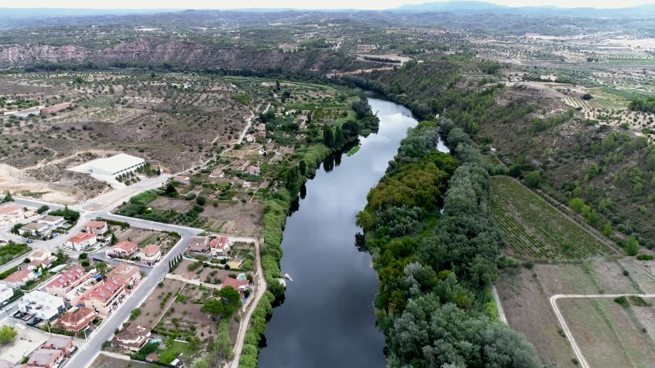 vista aérea de un río que atraviesa un valle verde y exuberante