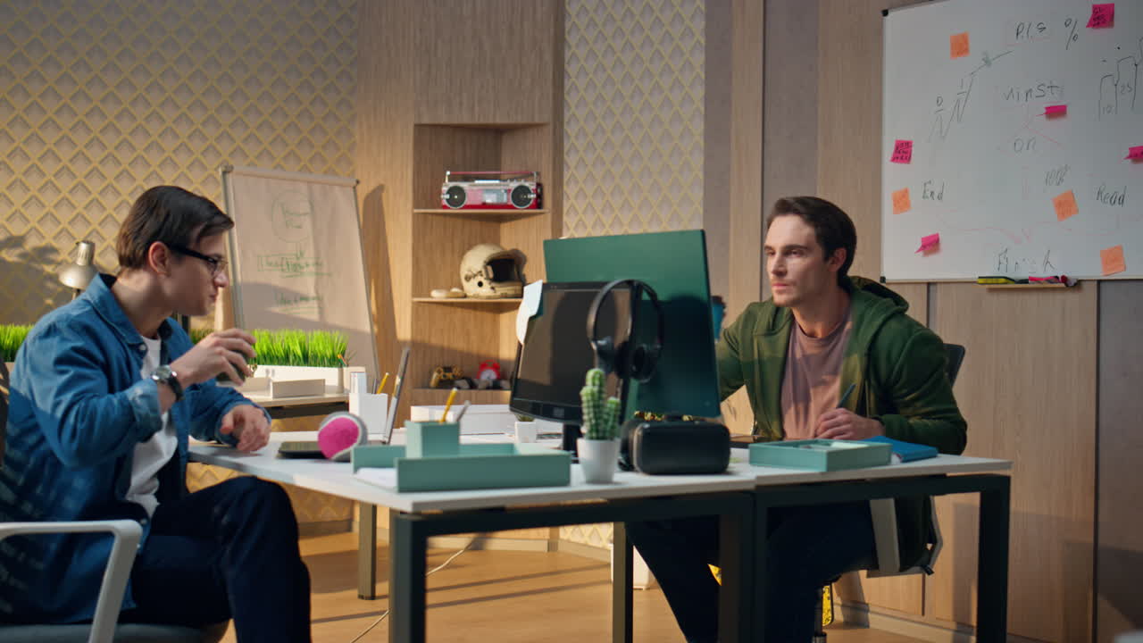 커피 브레이크를 즐기는 비즈니스 동료 사무실, 컴퓨터를 사용하는 프리랜서